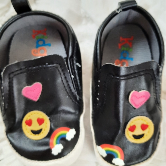 4 / $20 Kidgets Infant Crib Shoes Baby Sneakers Emoji Rainbow Heart Patches 0-6M - Picture 3 of 8